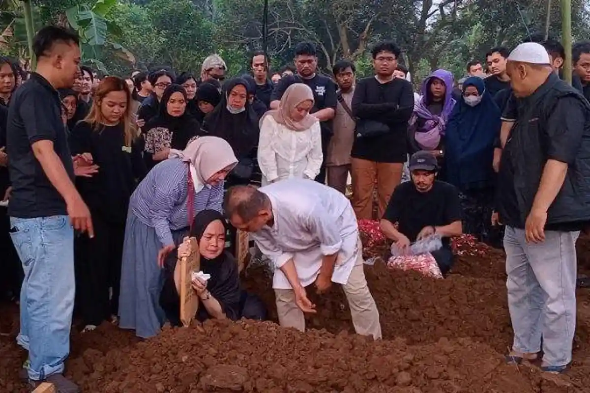 Sederet Artis Hadiri Pemakaman Gustiwiw, Ada Bernadya hingga Pandji Pragiwaksono