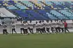 MOMEN-LATIHAN-Momen-latihan-yang-dilakukan-para-awak-Persela-Istimewa-manajemen-Persela.jpg