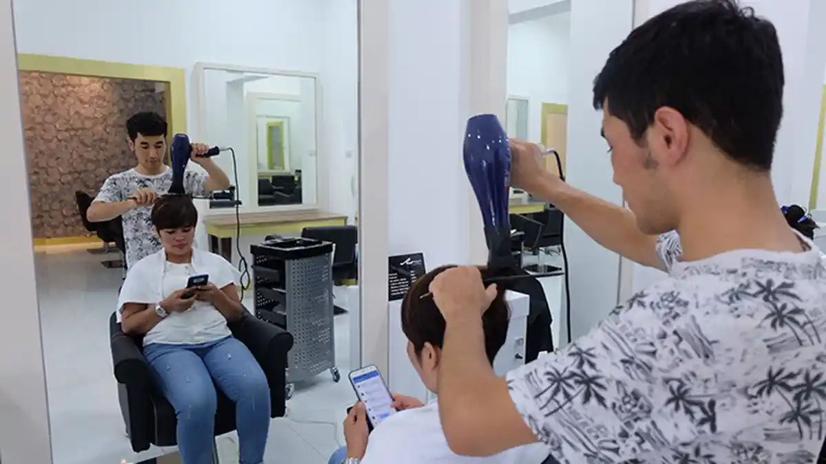 Perawatan untuk Rambut Berkualitas di Davidy Salon and Café