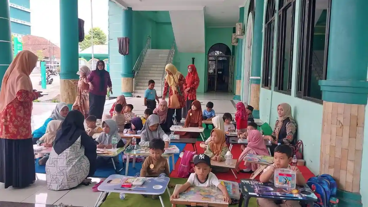 Isi Hari Anak Nasional, DWP UIN Saizu Ajak Anak TK-Paud Berkreasi Bidang Lomba Mewarnai
