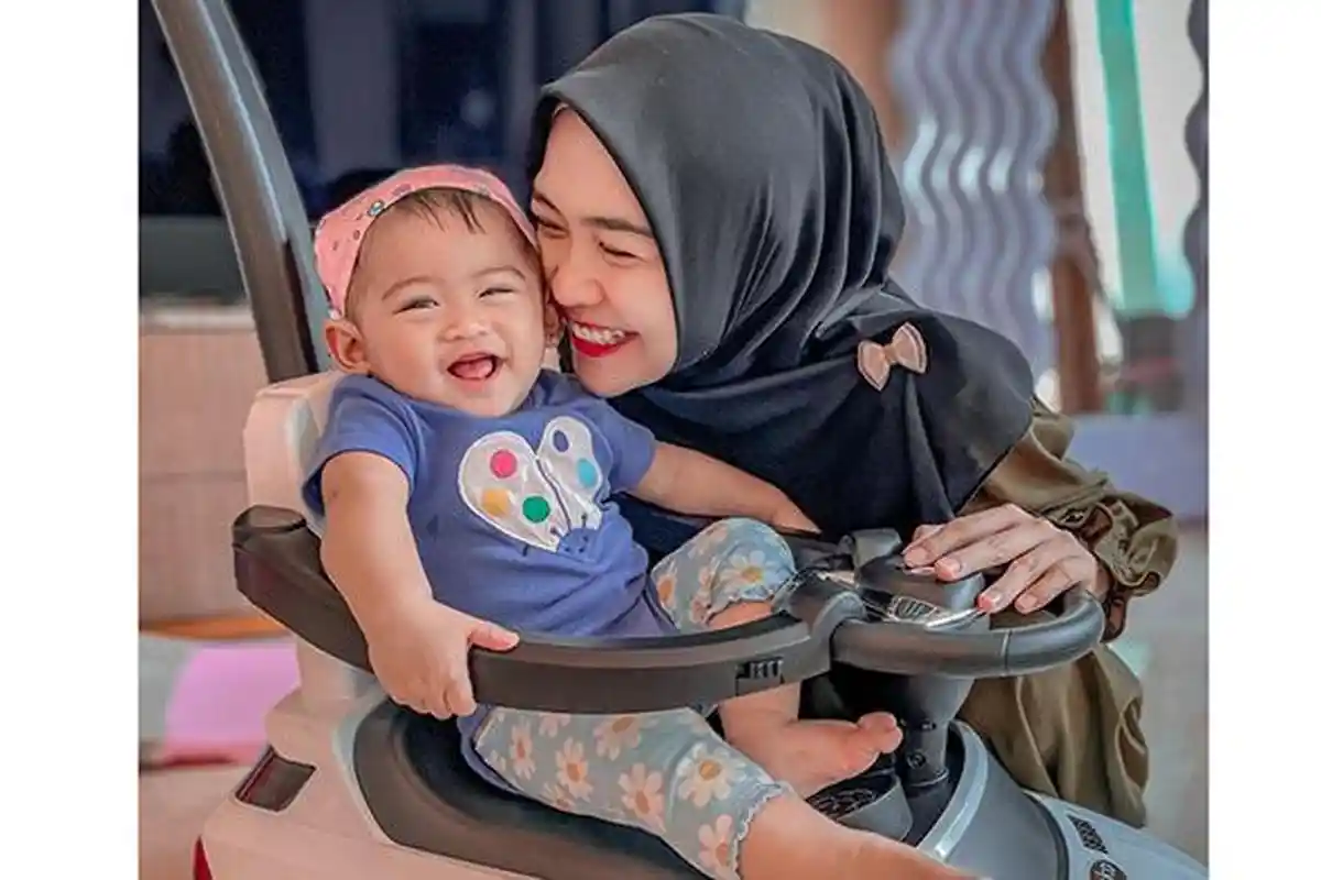 Kocaknya Ria Ricis Bareng Moana Manjat-manjat Pagar Pembatas di Mal