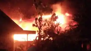 Warga-Tomia-Desak-Pemda-Wakatobi-Sediakan-Mobil-Pemadam-Kebakaran-Usai-Satu-Rumah-Hangus-Terbakar.jpg