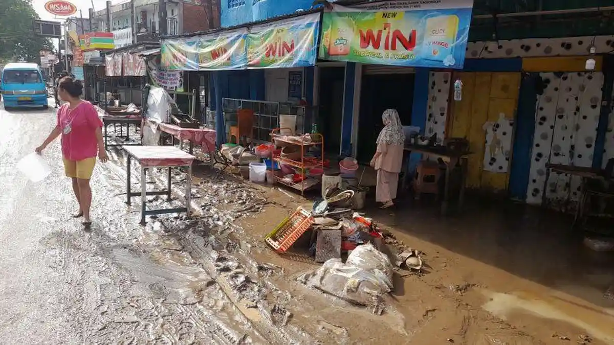 Jalan dan Rumah Penuh Lumpur, Warga Banjer Manado Sulawesi Utara Butuh Air Bersih