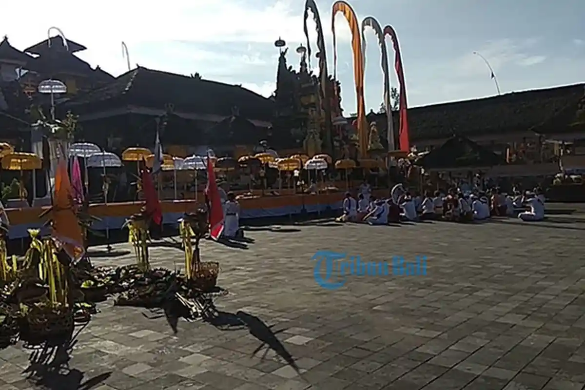 Puncak Karya Ida Bhatara Turun Kabeh di Pura Besakih Dipuput 13 Orang Sulinggih, Pemedek Sedikit