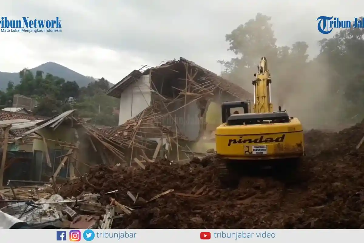BMKG Sebut Curah Hujan di Sumedang Cukup Tinggi, Evakuasi Korban Longsor Cimanggung Terhambat