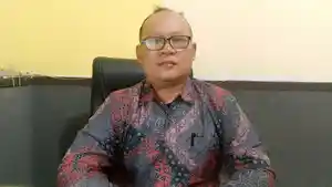 Panitera-Pengadilan-Agama-Pasangkayu-Akyadi-saat-diwawancarai-di-ruang-kerjanya.jpg