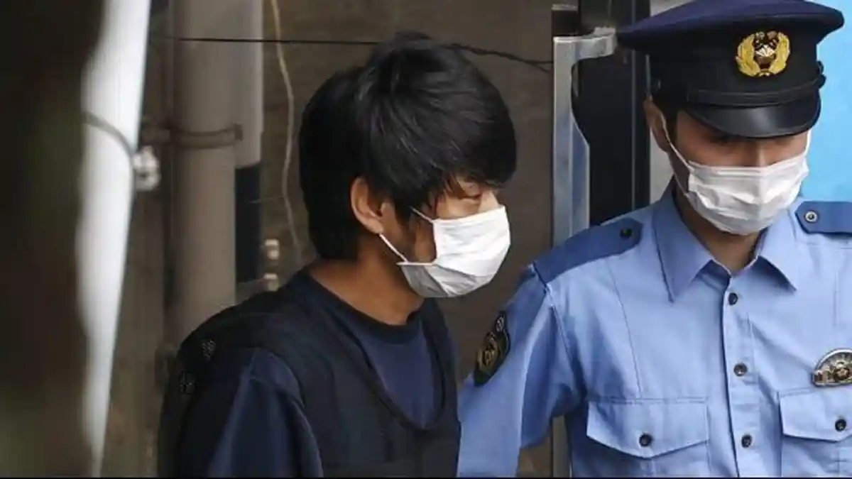 Yamagami Punya Rencana Bunuh Abe Sejak Setahun Lalu - Tetsuya-Yamagami-pelaku-pembunuhan-eks-Perdana-Menteri-Jepang-Shinzo-Abe-dikawal-polisi.jpg