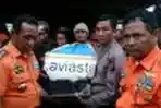 Evakuasi Korban Jatuhnya Pesawat Aviastar