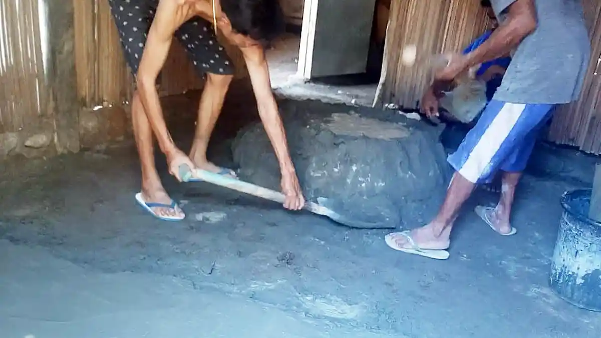 Rikardus Yunatan Bantu Lantainisasi Rumah Warga Tak Mampu