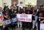 Pekerja Seni Demo di Pabrik CD Bajakan