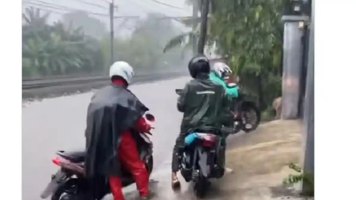 Hujan Deras Bikin Jalan Bintaro Permai dan Sekitarnya Terendam Banjir Sedengkul