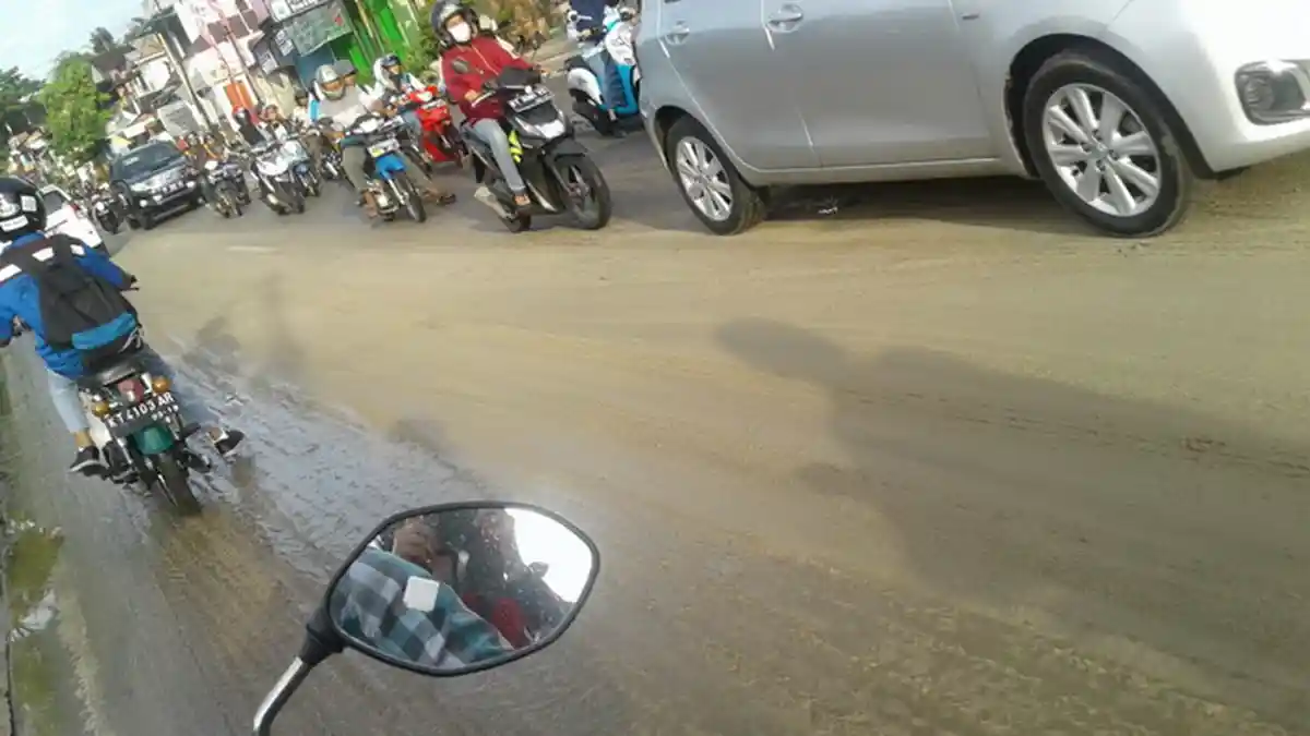 Hati-hati Lewat 5 Jalan Ini di Balikpapan, Banyak Lumpur dan Licin Sisa Hujan Semalam!