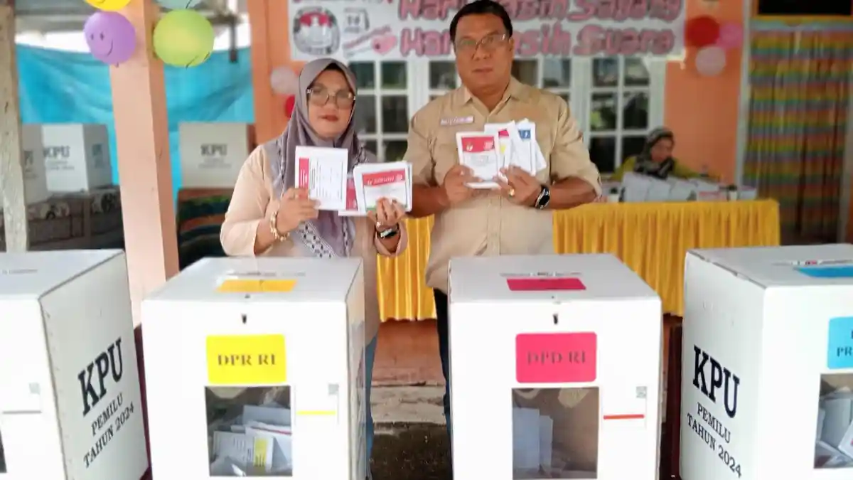 Capt Ali Ibrahim Coblos di TPS 04 Gurabati Tidore, Sekda di TPS 01 Kelurahan Toloa - Sekda-Kota-Tidore-salurkan-hak-suara-di-Pemilu-2024.jpg