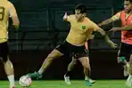Pemain-Persebaya-menjalani-latihan-di-Stadion-Gelora-10-November-Surabaya.jpg