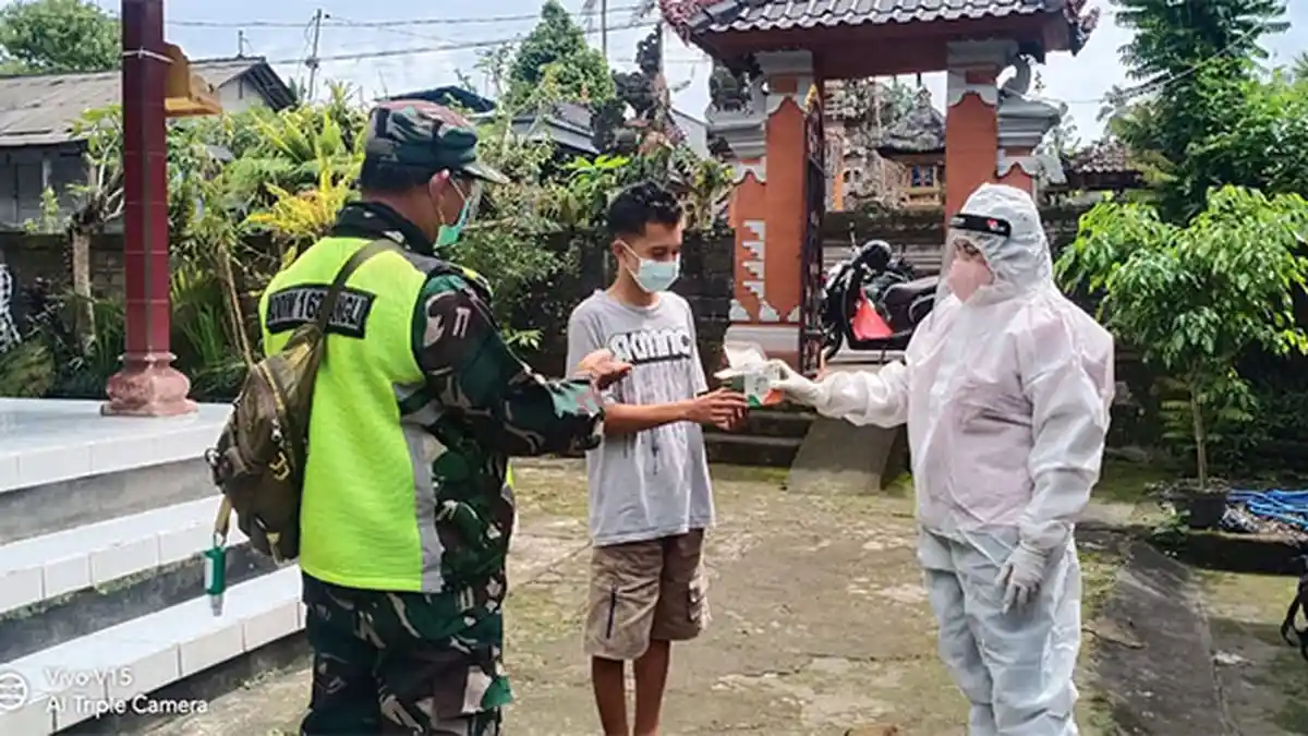 Jajaran Kodim Bangli Bantu Percepatan Penyembuhan Warga Terkonfirmasi Covid-19 yang Jalani Isoter