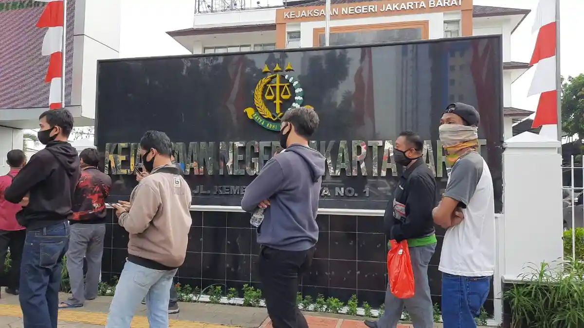Potret Antrean Panjang Warga Urus Tilang di Kejaksaan Negeri Jakarta Barat