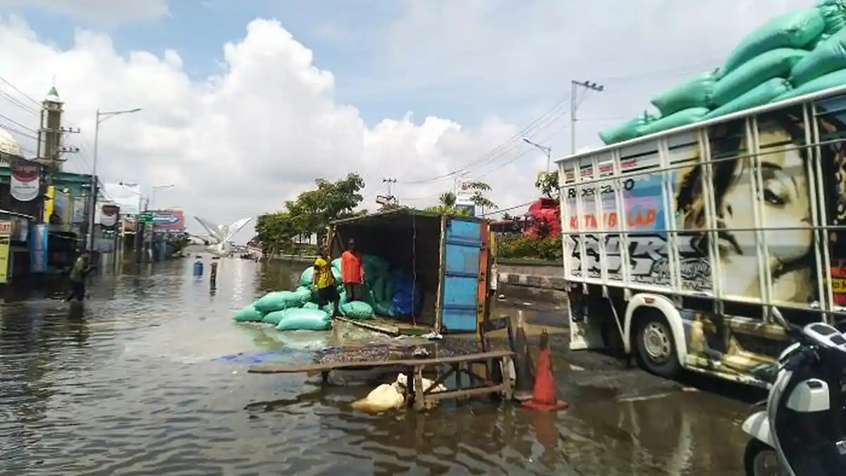 Lagi, Kecelakaan Akibat Jalan Berlubang. Truk Gabah Terguling di Jalan Pantura Kudus, Macet 2,5 Km