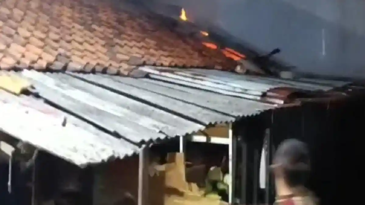 Seorang Warga Tewas Kesetrum saat Bantu Padamkan Kebakaran Warung Sembako 