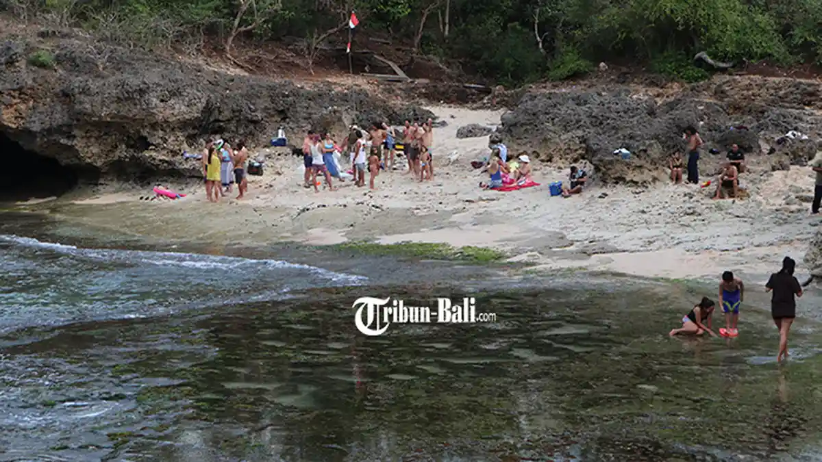 Pantai Honeymoon Jimbaran Mulai Dipadati Wisatawan, Miliki Keindahan Karang dan Sunset yang Eksotis