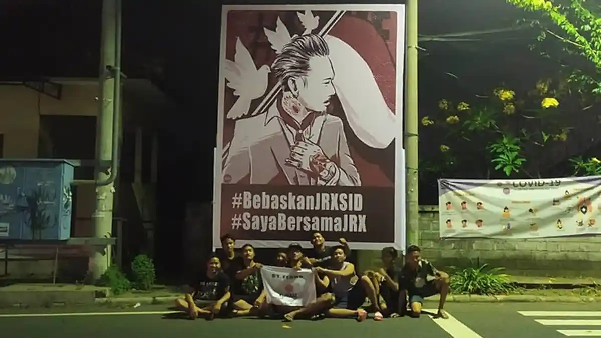 Sejumlah Pemuda Celuk Sukawati Urunan untuk Dirikan Baliho #Bebaskanjrxsid