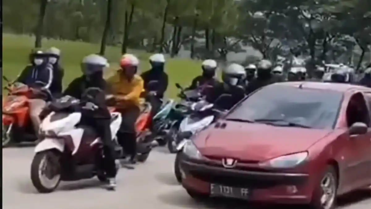 VIDEO : Geng Motor Sunmori Memepet dan Membully Pengendara Mobil di Sentul Nirwana