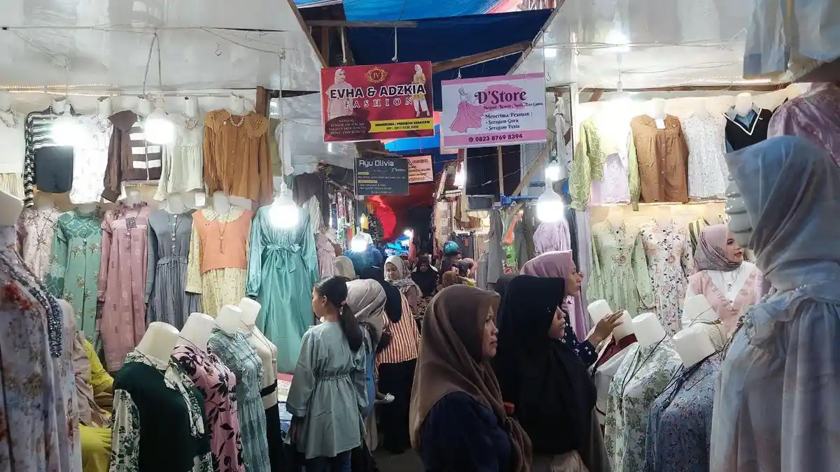 Jelang Lebaran, Kondisi Pasar Raya Solok Dipadati Pengunjung ...