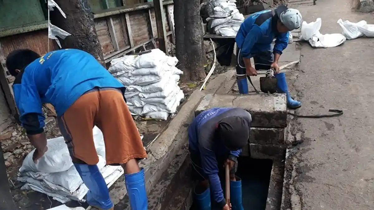 Cegah Banjir, Saluran Air di Kawasan Menteng Terus Dikeruk