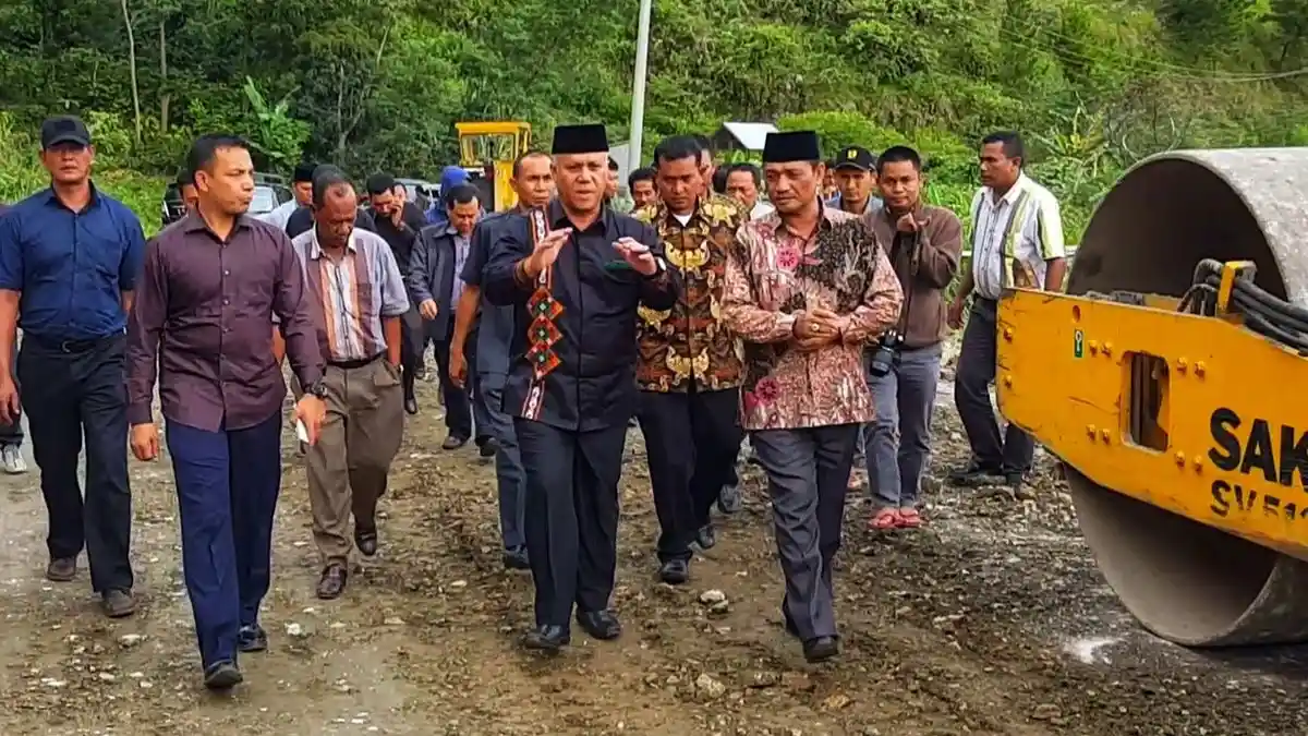 Perbaiki Jalan Utung-Utung, Bupati Shabela: Ini Goyong Royong Bukan Proyek