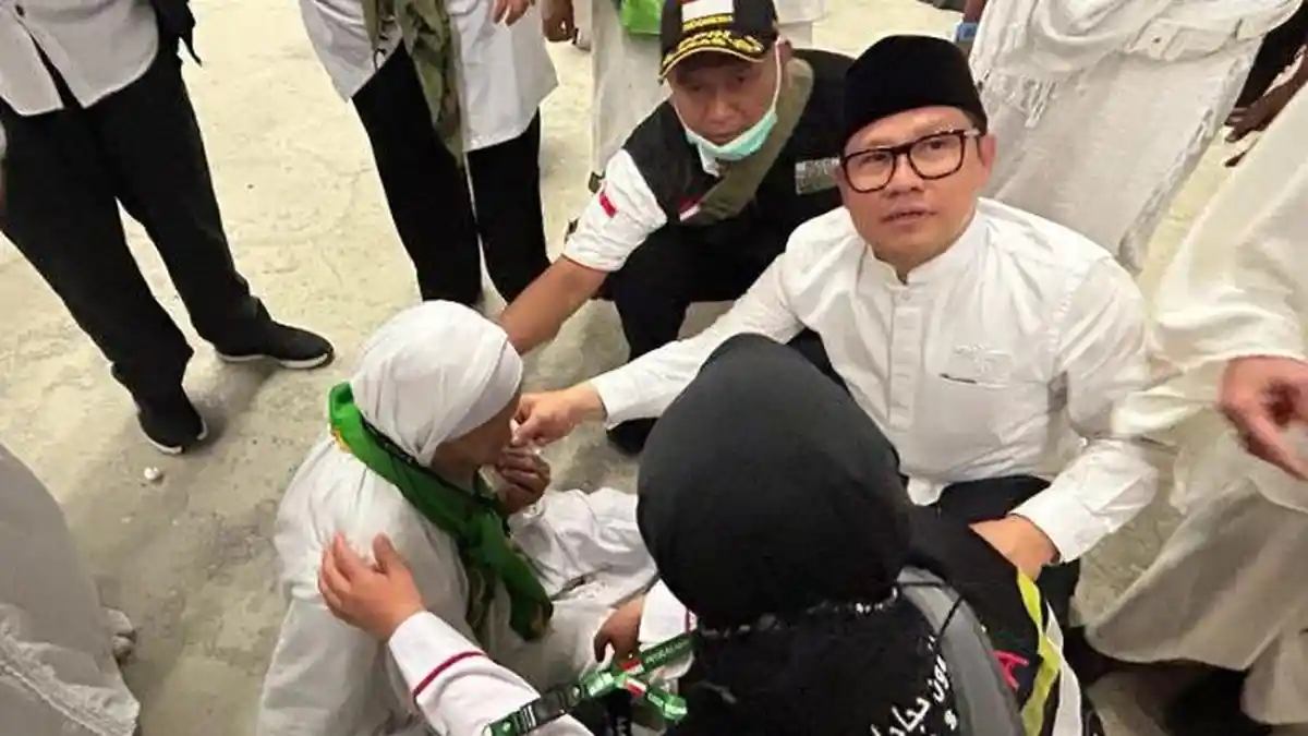 Momen Ketua Timwas Haji DPR RI Bantu Jemaah Haji Lansia yang Kelelahan di Mina