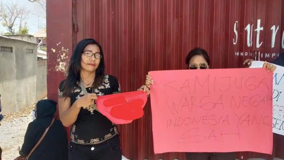 Ditelantarkan, Puluhan PSK Protes ke Pemkot Sambil Bawa Celana Dalam Merah