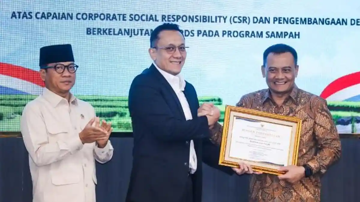 Top! Gubernur Jateng Ahmad Luthfi Terima Penghargaan Program Pengelolaan Sampah dari Kemendes PDT