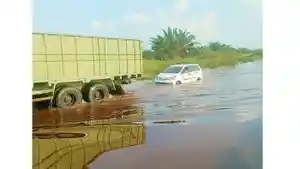 Banjir-di-jalan-lintas-di-Desa-Sontang.jpg
