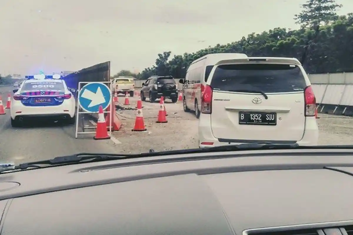 Contra Flow Tol Jakarta-Cikampek Terpantau Macet Petang Ini