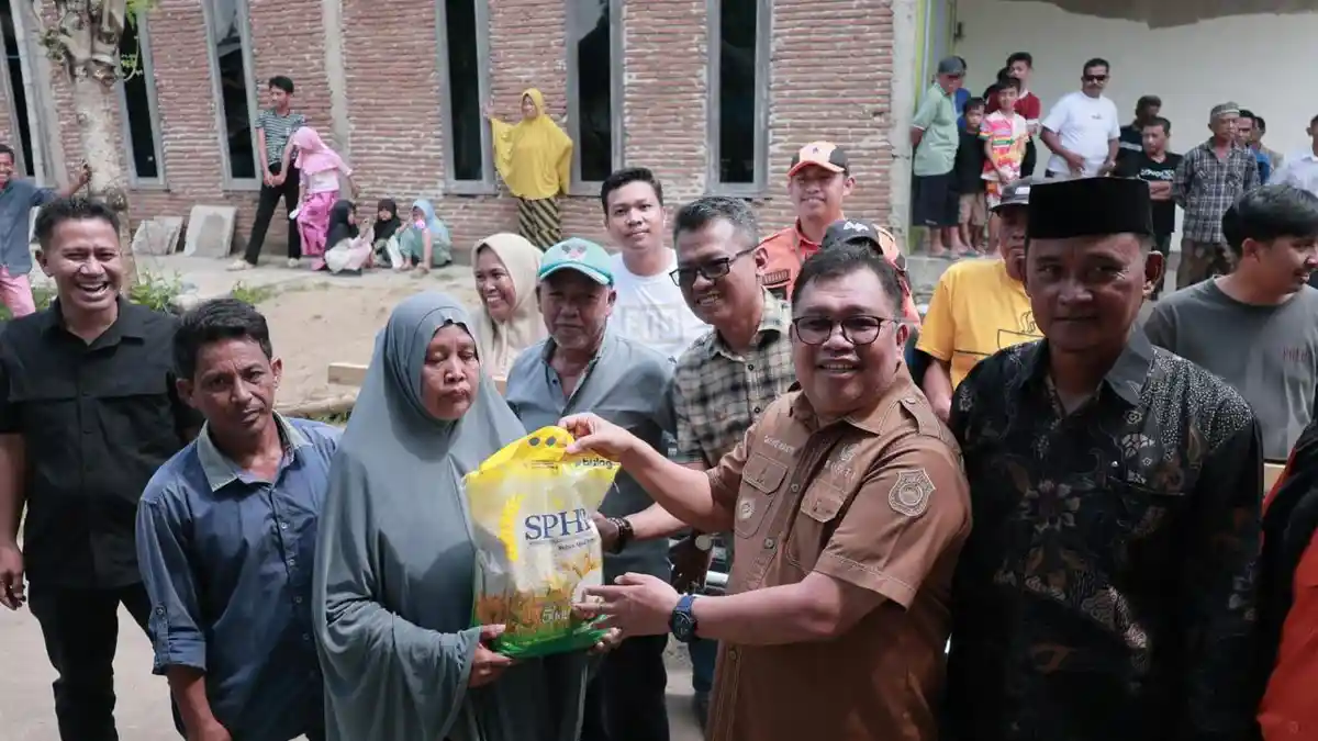 Daeng Manye Salurkan Bantuan ke Korban Angin Puting Beliung di Sawakong ...