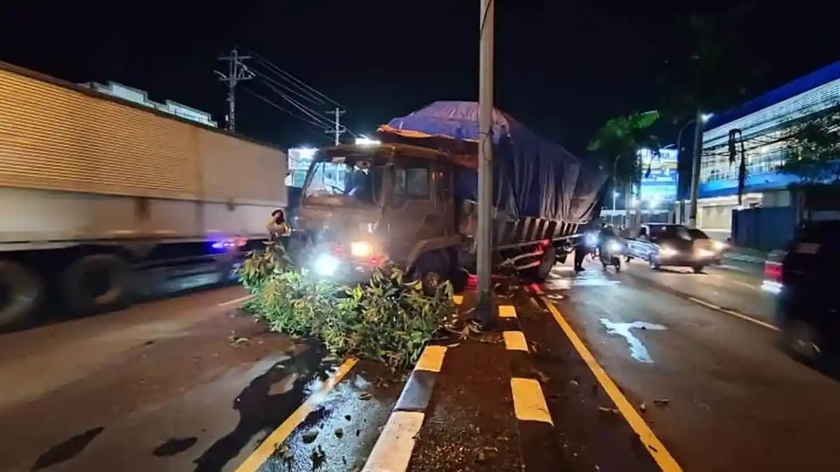 Truk Muatan Kipas Tabrak Median Jalan Siliwangi Semarang, Arus Lalu Lintas Macet Sampai 1 Km