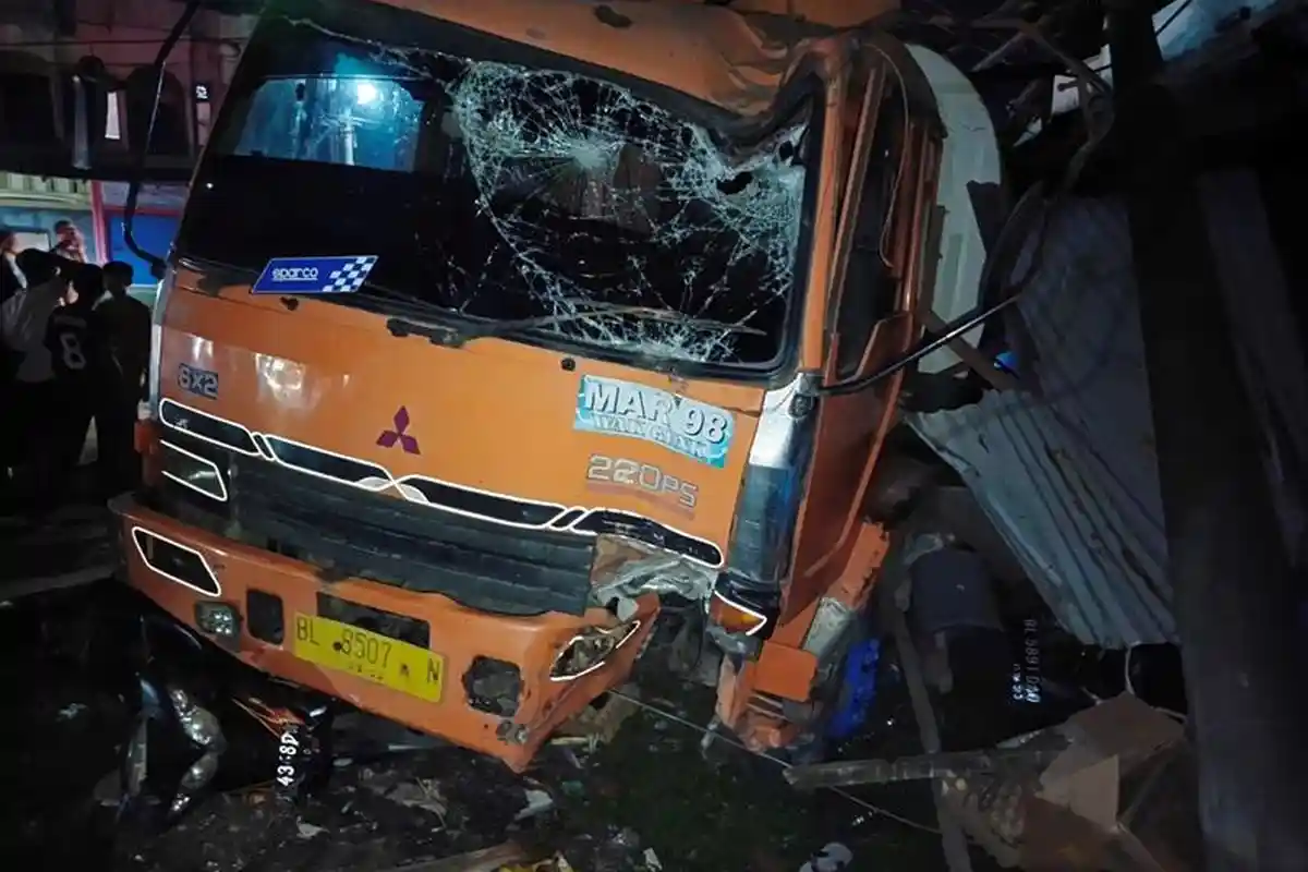Truk Tangki CPO yang Tabrak Kendaraan dan Kedai Kelontong di Aceh Timur Diduga Rem Blong 