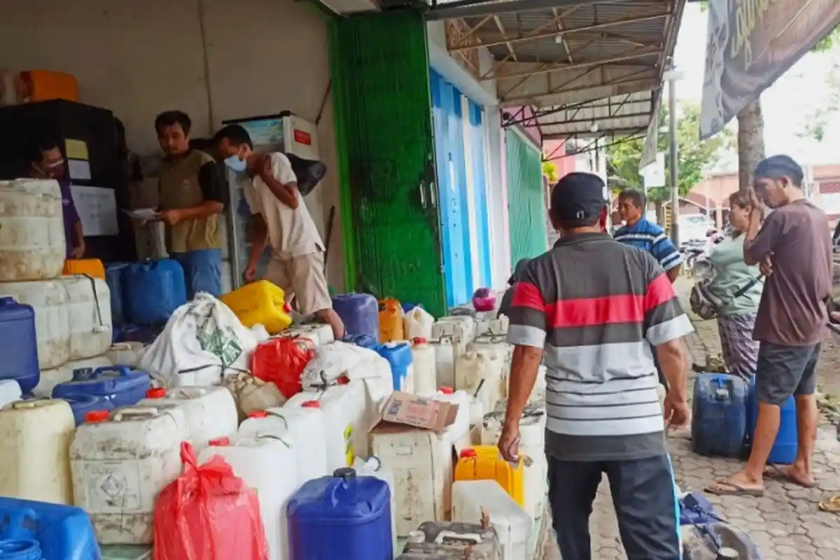 Mengaku Tekor, Warga Rela Antre Berjam-jam Demi Kulakan Minyak Curah di Blora, Dibatasi 2 Jeriken