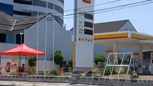 SPBU-Shell-di-Surabaya-tampak-sepi-dan-tidak-melayani-pengisian.jpg