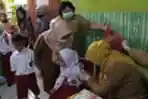 Suntik Vaksinasi Covid-19 Siswa Baru SDN Periuk 1 Tangerang
