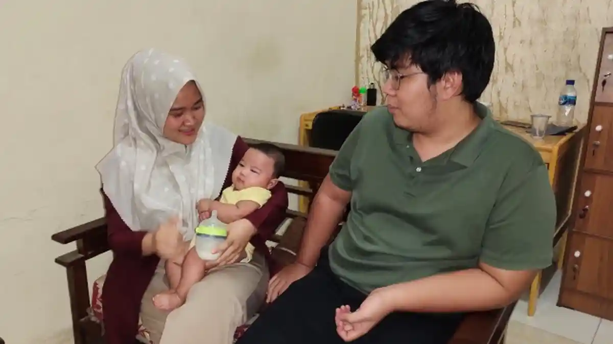 VIRAL DI ASAHAN, Aksi Menggemaskan Bayi Tiga Bulan Bicara saat Hendak Diberi Susu