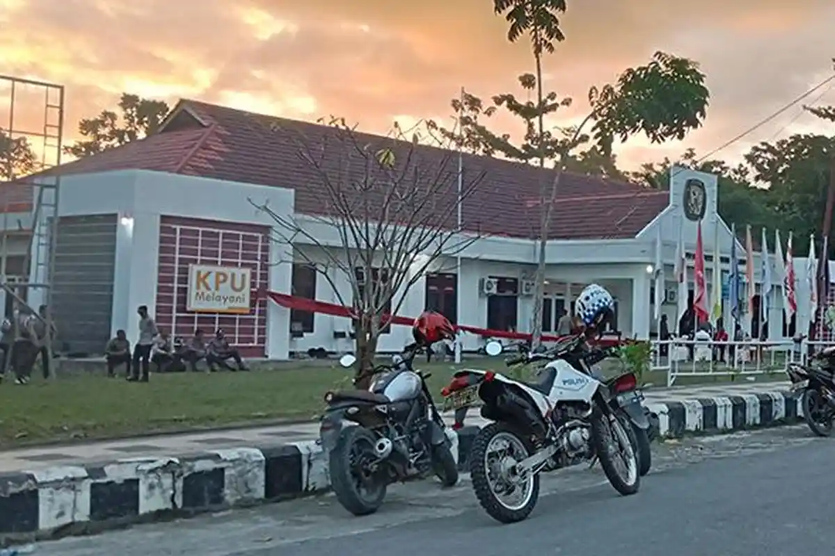 Aktivitas di Kantor KPU Sorong Selatan Lumpuh Imbas Demo Ikatan Keluarga Besar Imekko