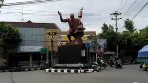 patung-perajin-knalpot-di-purbalingga.jpg