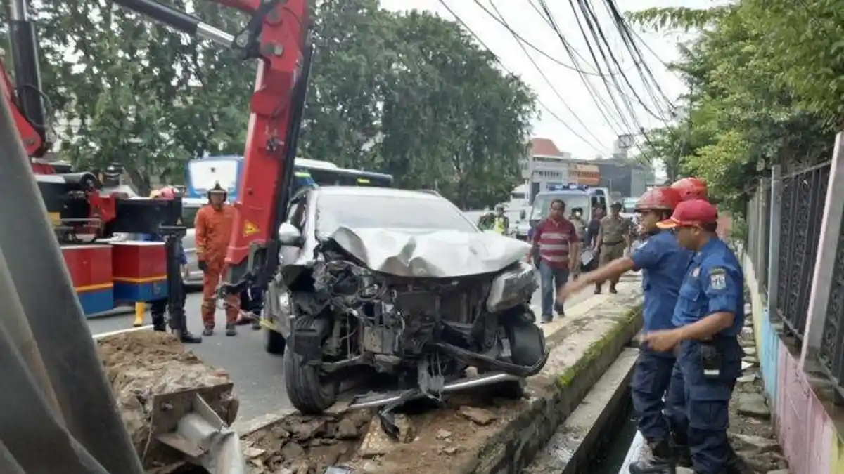 Mobil Tabrak Rambu Lalin hingga Terperosok ke Saluran Air di Petojo Utara