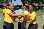 AKBP-Sukoco-menyerahkan-hadiah-kepada-peserta-lomba.jpg
