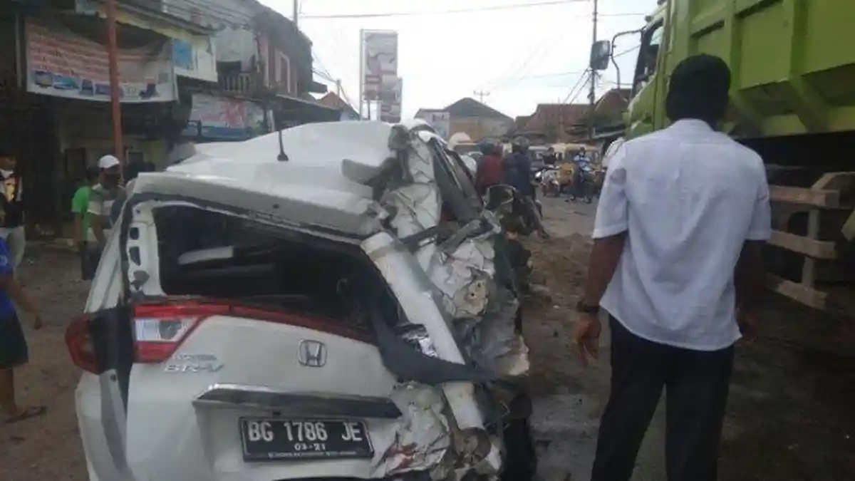 Rem Blong, Truk Muatan Pasir Hantam Mobil hingga Ringsek, Anak dan Istri Pengemudi Mobil Trauma