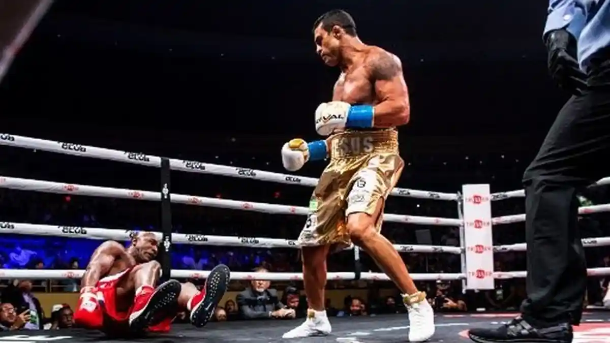 Perasaan Evander Holyfield Usai Kalah TKO dari Petarung MMA: Ini Sangat Menyedihkan