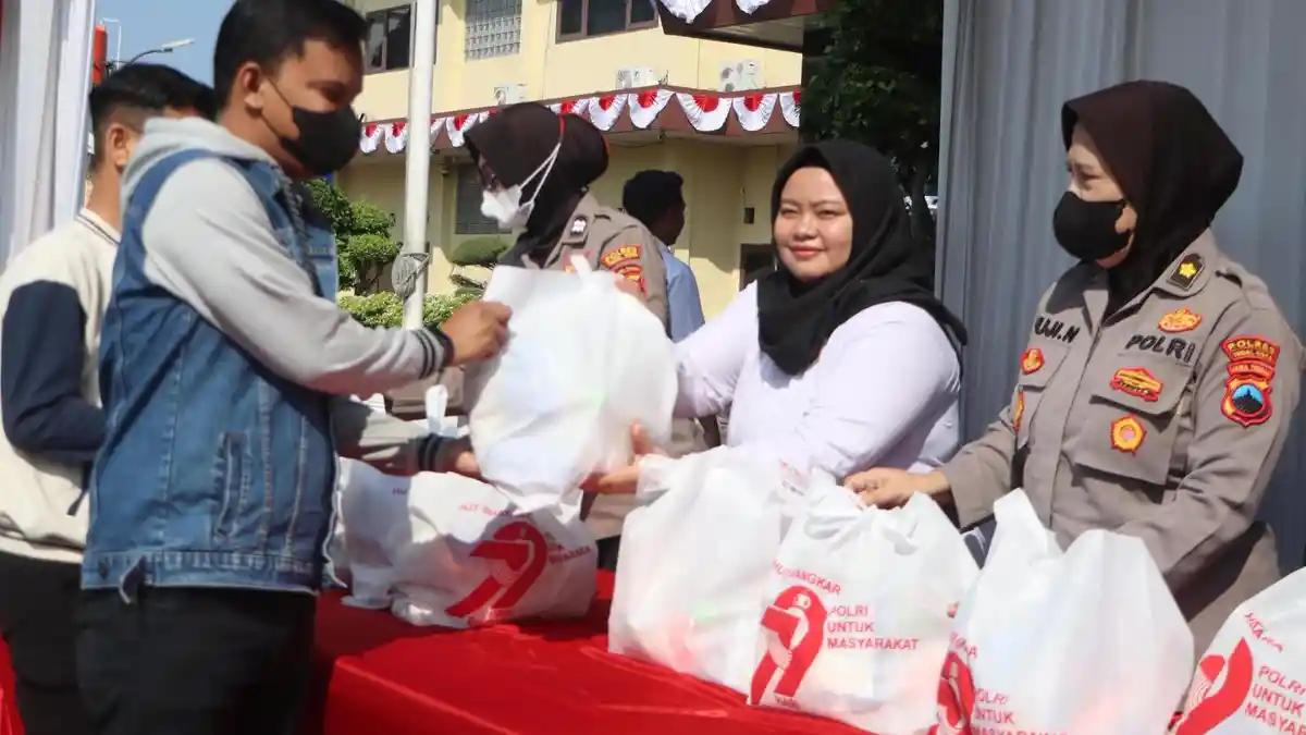 Warga Antusias Beli Sembako Murah di Markas Polres Tegal Kota 