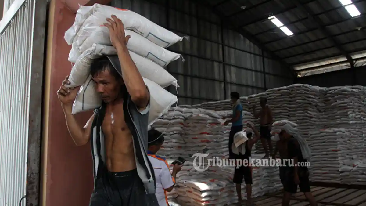 Warga Kurang Mampu Tak Lagi Terima Rastra. Diganti Uang Rp110.000 per Bulan