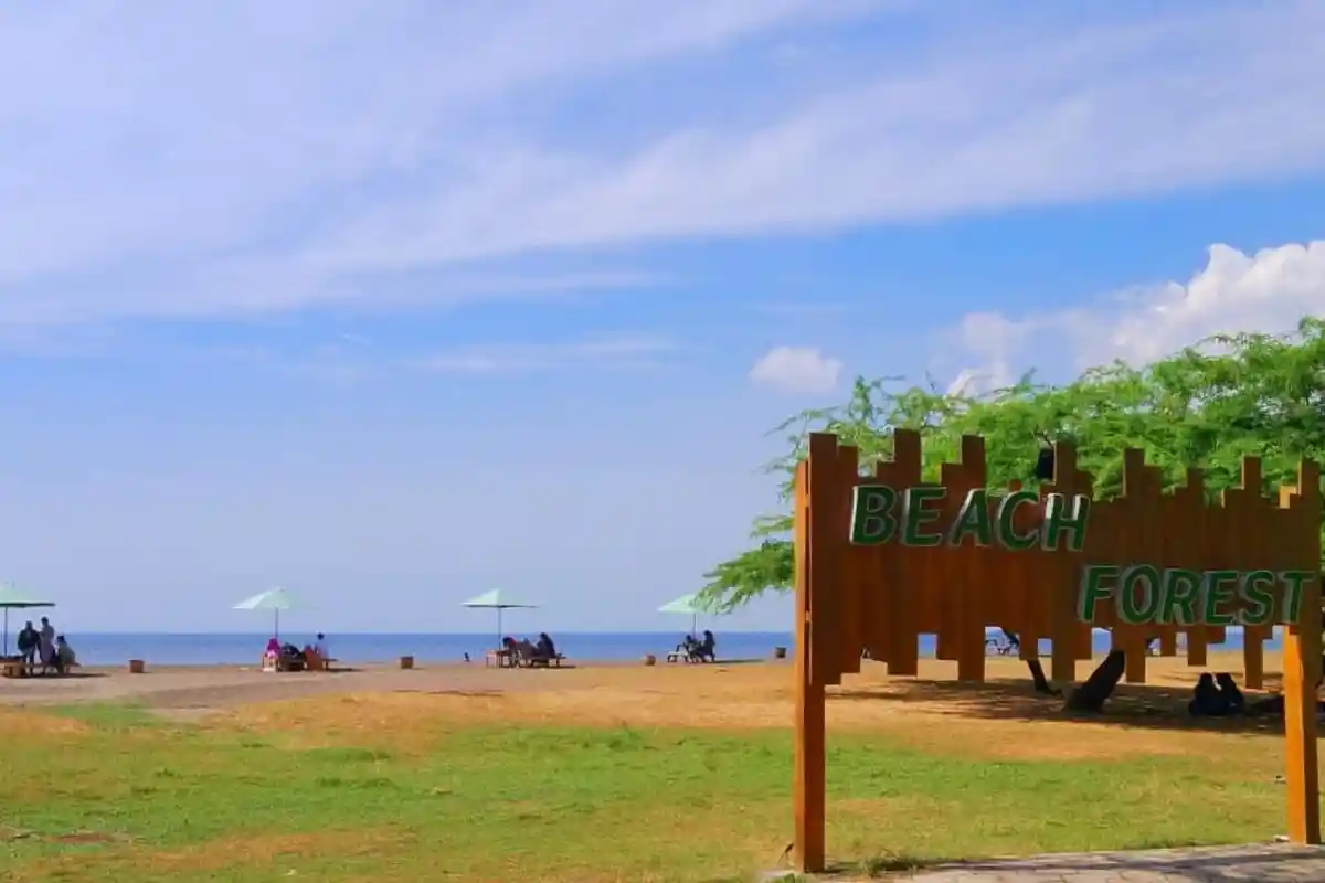 Akhir Liburan Sekolah, Wisata Beach Forest Situbondo Diserbu Pengujung Luar Kota
