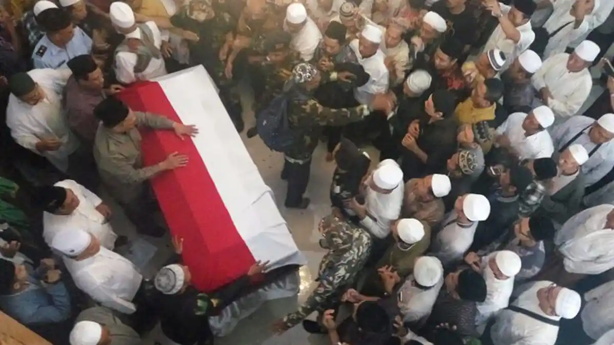 Peti Jenazah KH Hasyim Muzadi Berselimut Bendera Merah Putih